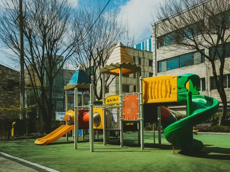 Place zabaw a ich wpływ na rozwój dzieci - co musisz wiedzieć?