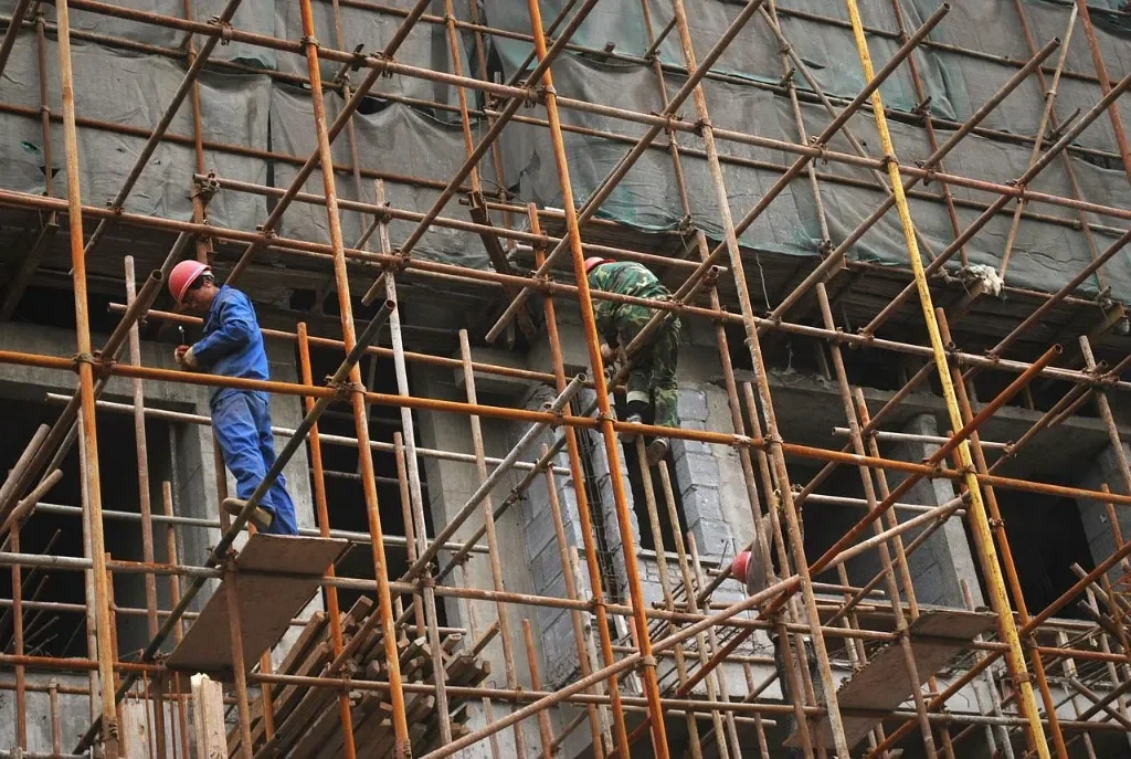 prace wysokościowe w budynku wielorodzinnym